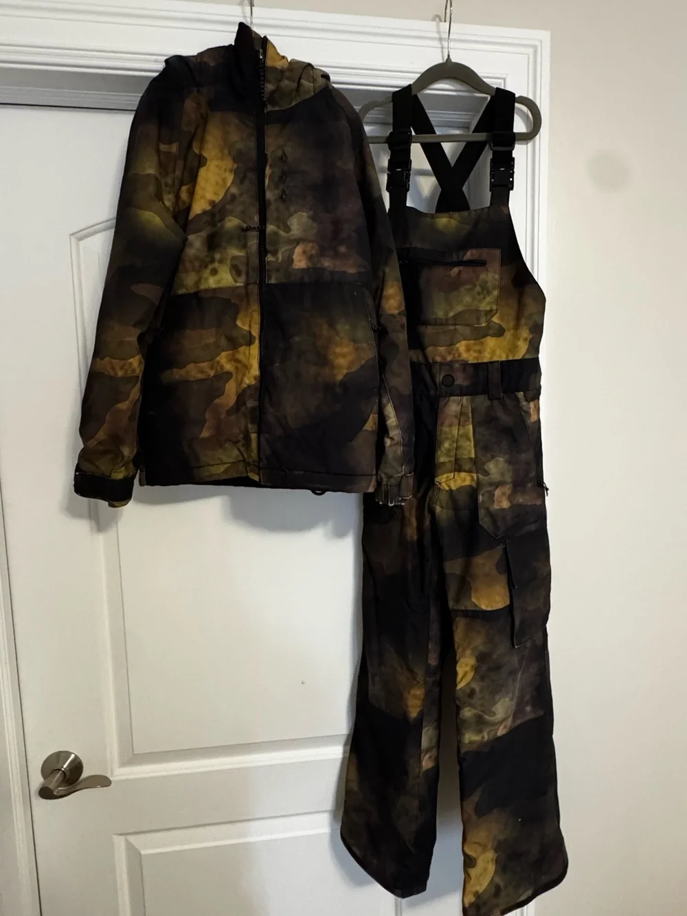 Volcom Small Youth Camo Boys Snow Breck Jacket & Barkley Bib Overall Set